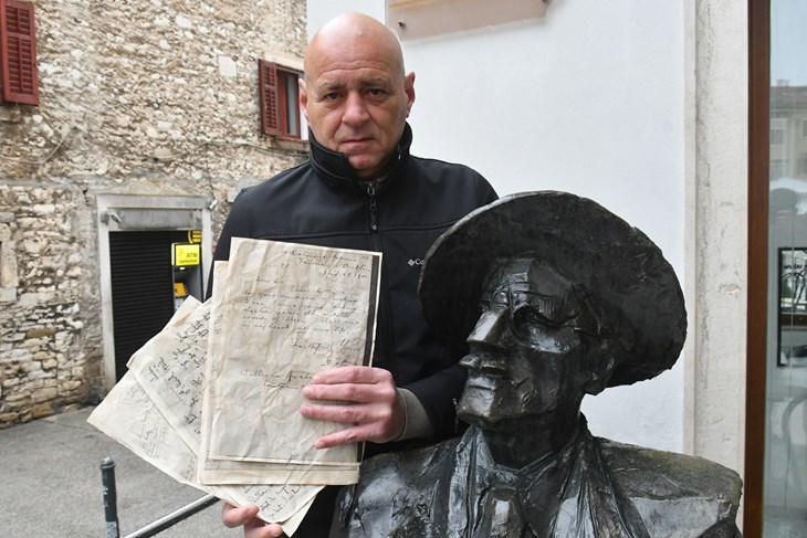 Denis Bimbašić pokazuje pronađene manuskripte (snimio Danilo MEMEDOVIĆ)